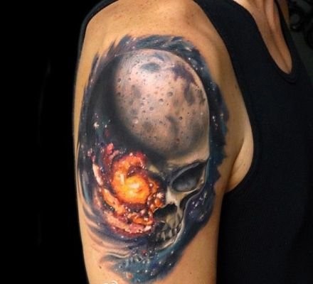 点击大图看下一张：手臂一张超酷经典的欧美星空与骷髅纹身图案