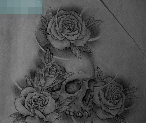 点击大图看下一张：一张潮流经典的黑灰骷髅与玫瑰花纹身图案