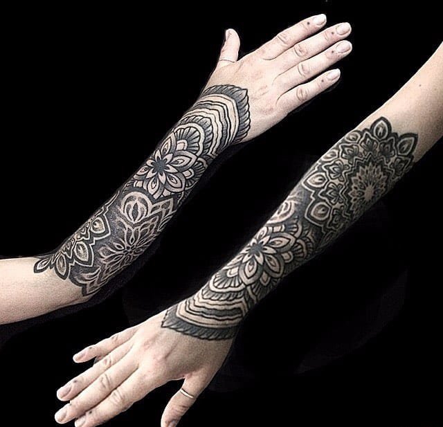 点击大图看下一张：16款神圣的黑色点刺纹身几何花纹身图案