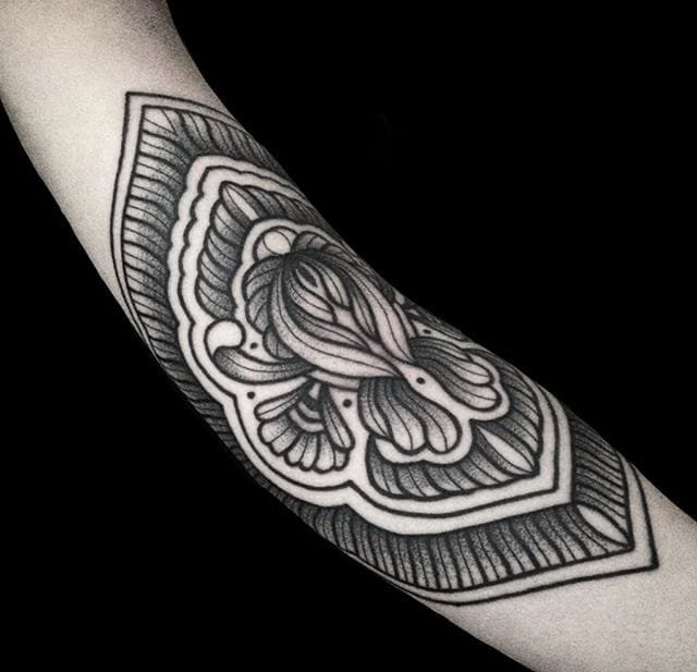 点击大图看下一张：16款神圣的黑色点刺纹身几何花纹身图案