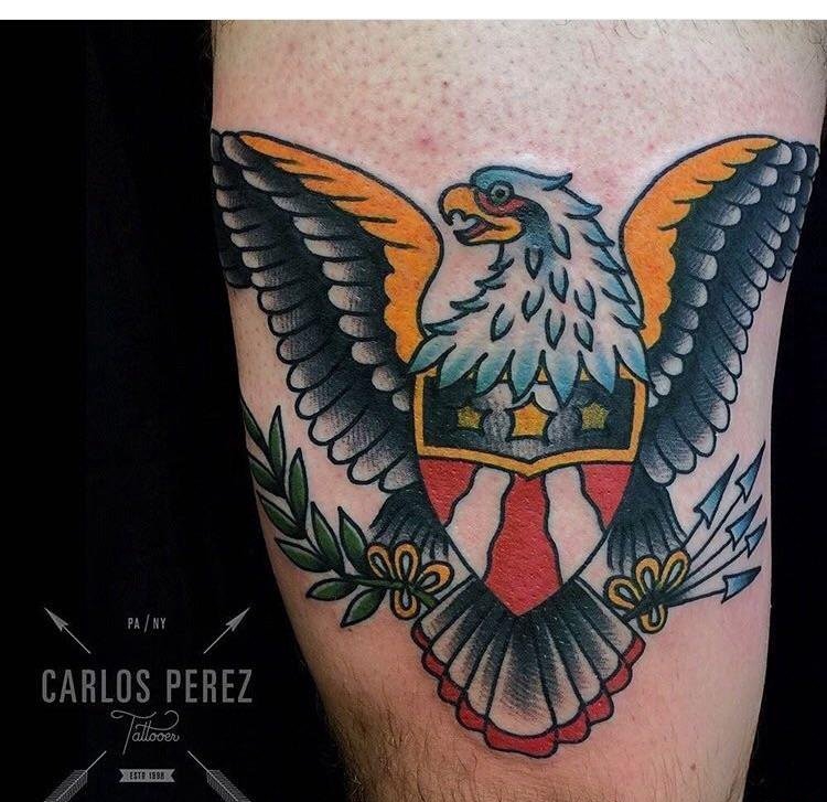 点击大图看下一张：大腿上霸气的美国传统风格老鹰纹身图片
