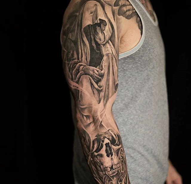 点击大图看下一张：男性喜爱的黑灰色大胆花腿纹身时尚花臂纹身图案