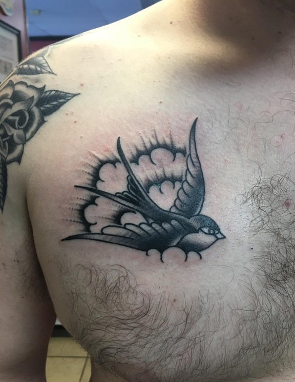 点击大图看下一张：男性右胸部上黑色的动物纹身小燕子图案