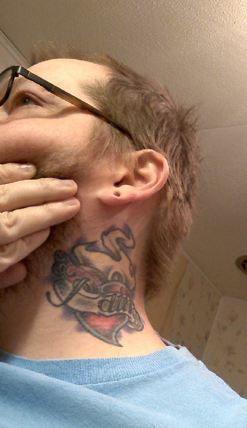 点击大图看下一张：男子脖子上的圣心纹身图片