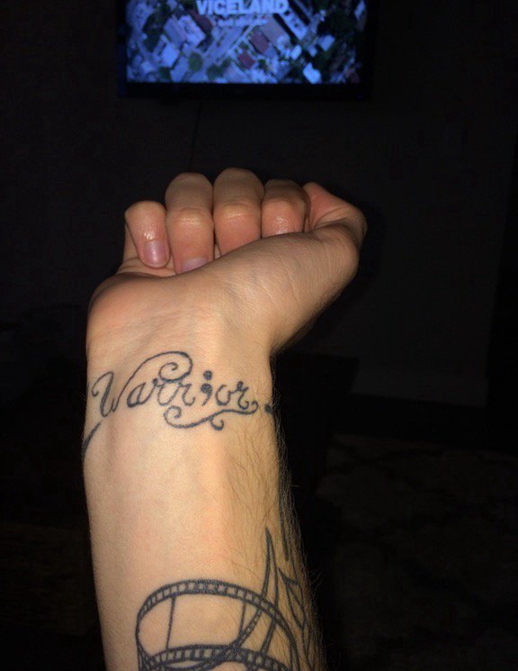 点击大图看下一张：手腕上的英文花体字纹身图片