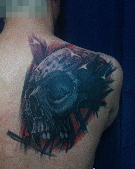 点击大图看下一张：男生肩背超酷帅气的欧美骷髅纹身图案
