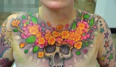 点击大图看下一张：前胸简单好看的骷髅与花卉纹身图案