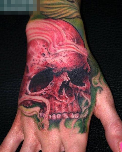 点击大图看下一张：手背超酷的彩色骷髅纹身图案