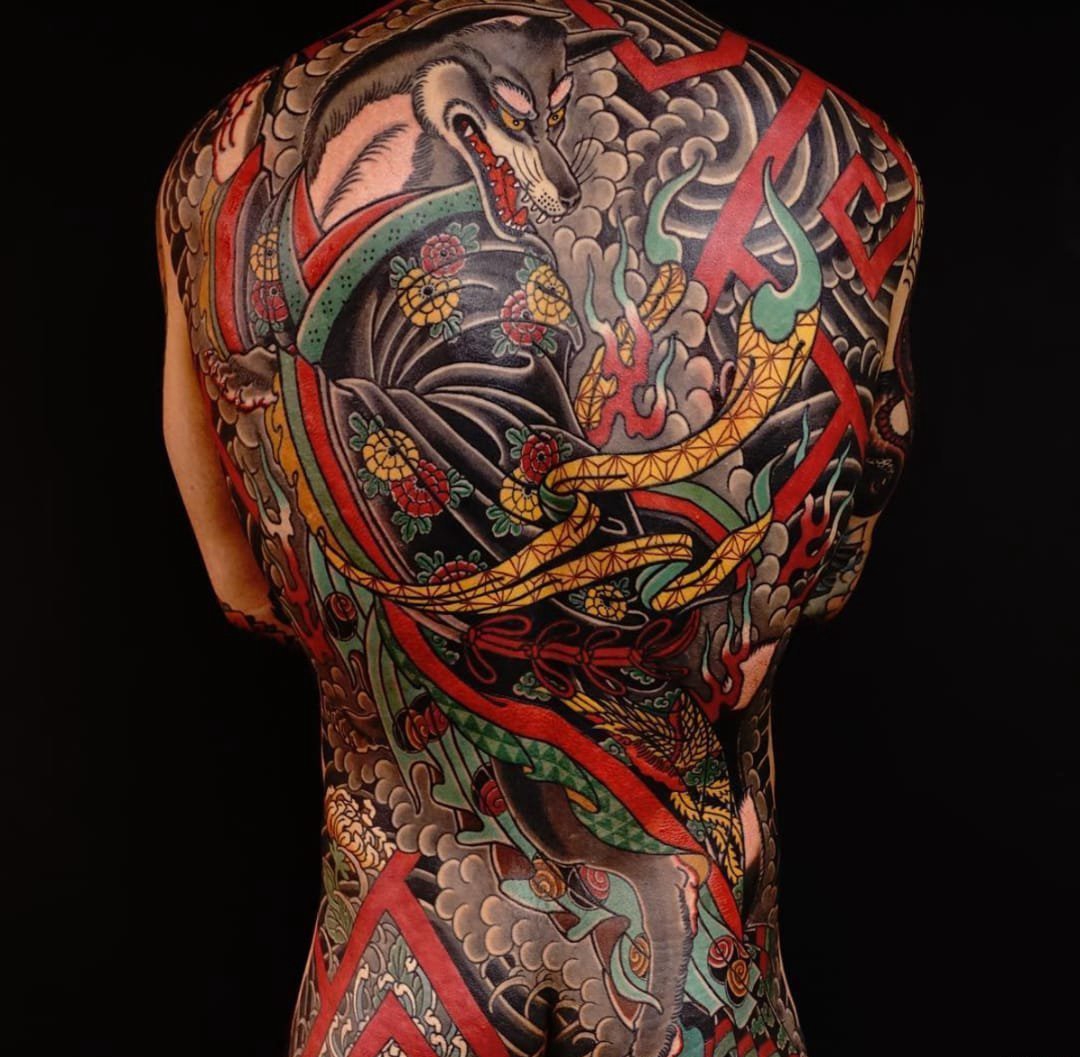 点击大图看下一张：霸气的彩色大面积满背传统日式纹身花臂纹身图案