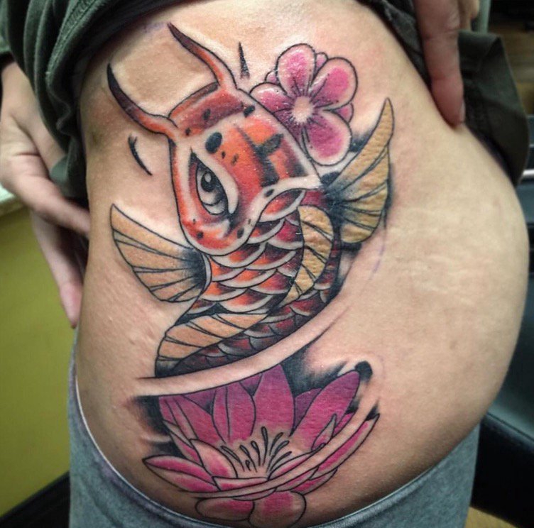 点击大图看下一张：彩色泼墨纹身荷花鱼纹身动物图案纹身