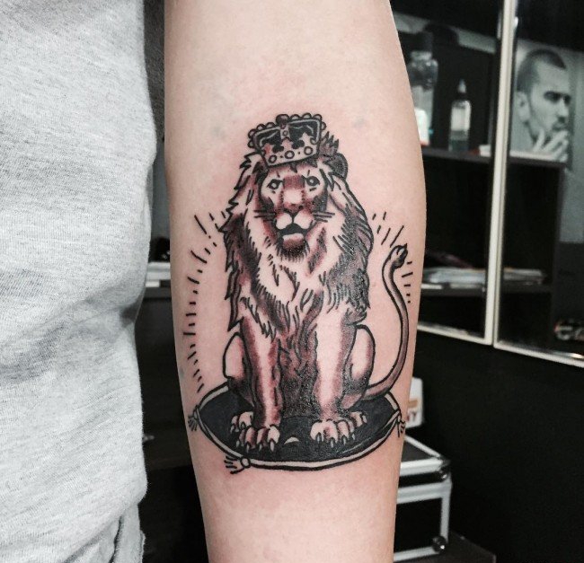 点击大图看下一张：手小臂上帅气的各种狮子纹身图案