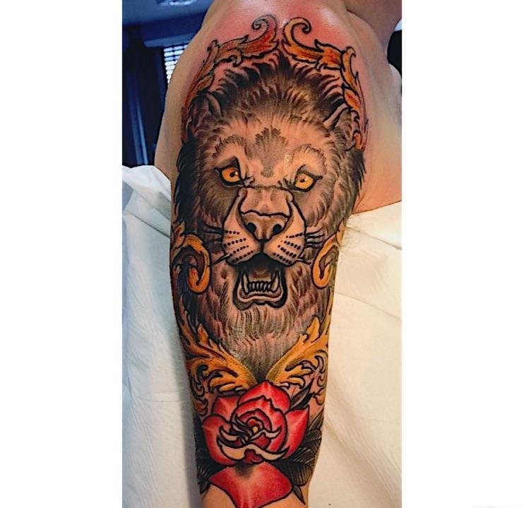 点击大图看下一张：时尚花臂纹身半臂玫瑰花和狮子头纹身图片