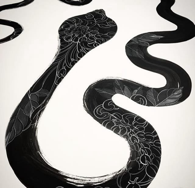 点击大图看下一张：黑色的水墨风格点刺纹身动物图案纹身