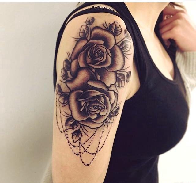 点击大图看下一张：女性右手臂上黑色玫瑰花纹身图片