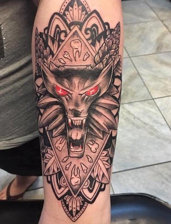 点击大图看下一张：手前臂黑灰色游戏人物纹身巫师狼头纹身图片