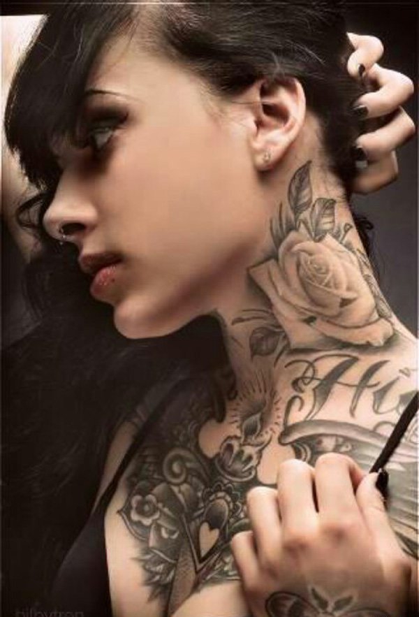 点击大图看下一张：美丽女性侧脖子上个性漂亮的纹身图案