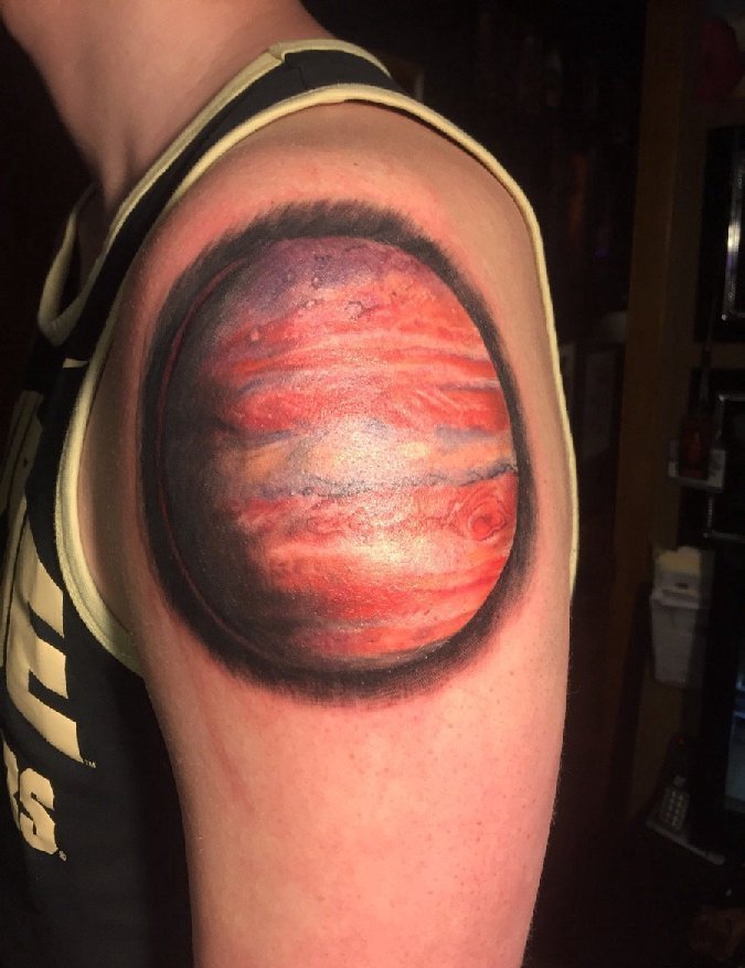 点击大图看下一张：男性左手臂彩色的小星球纹身木星图片