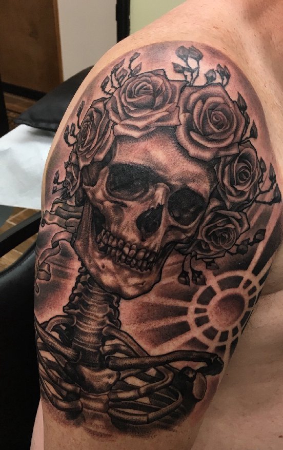 点击大图看下一张：男子右手大臂膀上的黑灰色玫瑰花骷髅头纹身图片