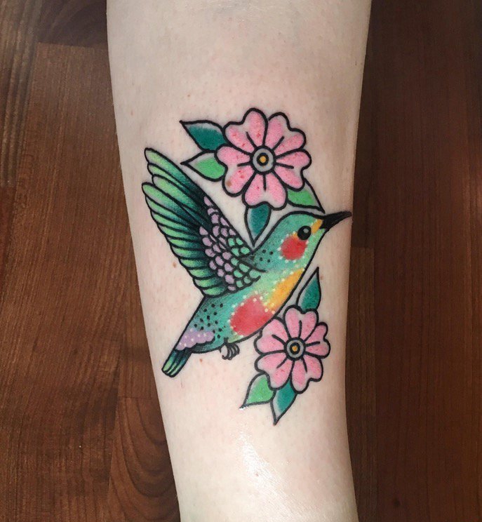 点击大图看下一张：手臂上彩色的蜂鸟纹身花朵纹身图片