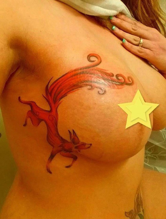 点击大图看下一张：性感美女胸部右侧红色的火狐狸纹身图片