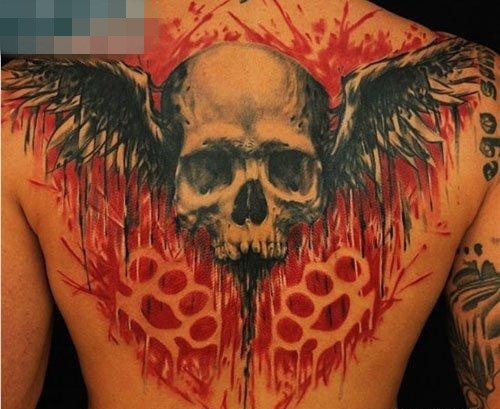 点击大图看下一张：男人背部超酷的骷髅与翅膀纹身图案