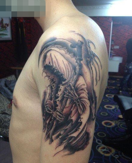 点击大图看下一张：男人手臂经典的死神纹身图案