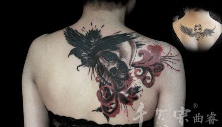 点击大图看下一张：女生背部一张骷髅与彼岸花纹身图案