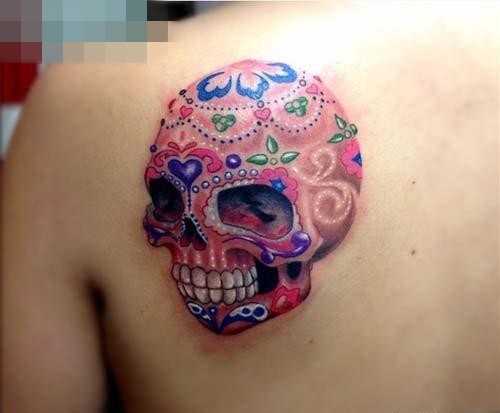 点击大图看下一张：女生肩背漂亮的彩色骷髅纹身图案