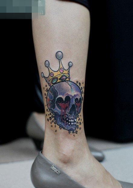 点击大图看下一张：女生腿部好看的彩色骷髅与皇冠纹身图案