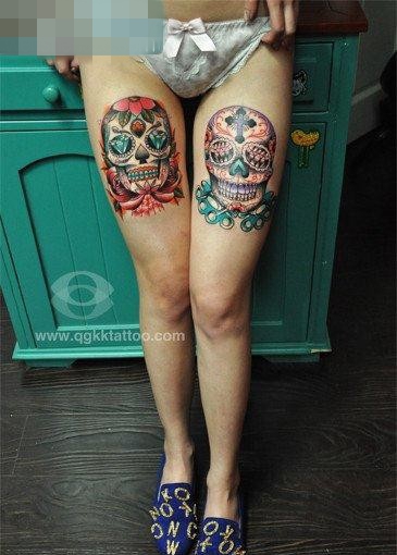 点击大图看下一张：女生腿部漂亮时尚的彩色骷髅纹身图案