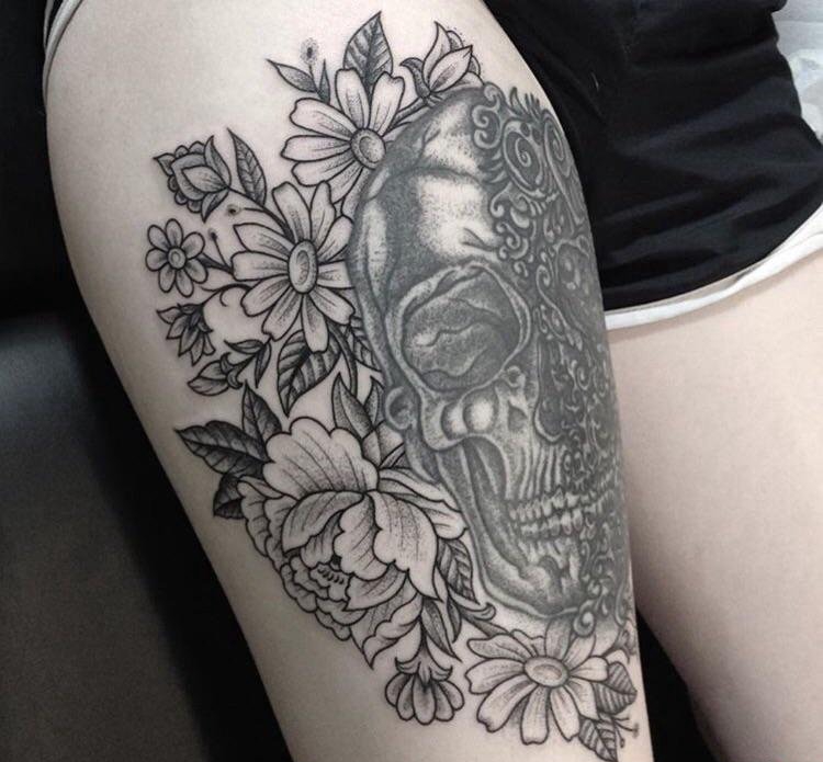 点击大图看下一张：黑灰色中国风花卉纹身骷髅头纹身图片