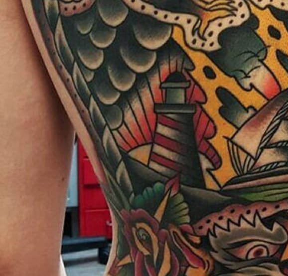 点击大图看下一张：男性后满背彩色的海上场景传统纹身风景图案