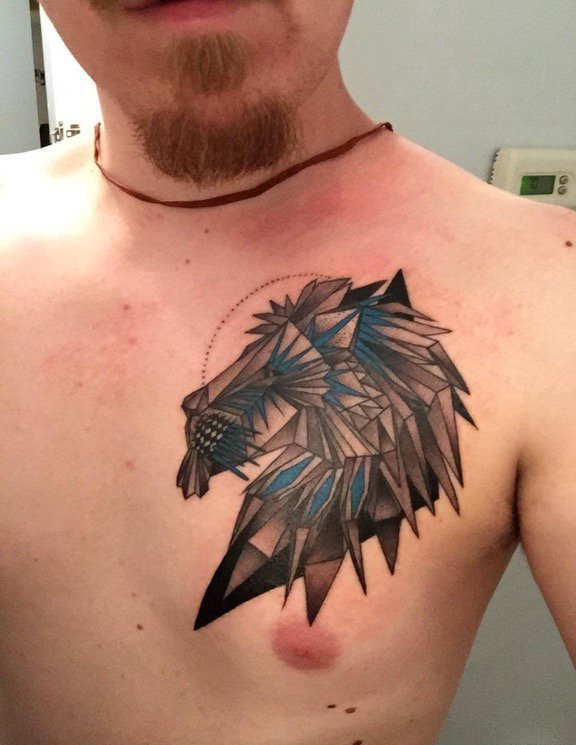 点击大图看下一张：男性胸部黑灰色三角狮子头纹身动物几何纹身图片