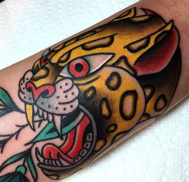 点击大图看下一张：手臂上彩色传统纹身动物和骷髅头纹身图案
