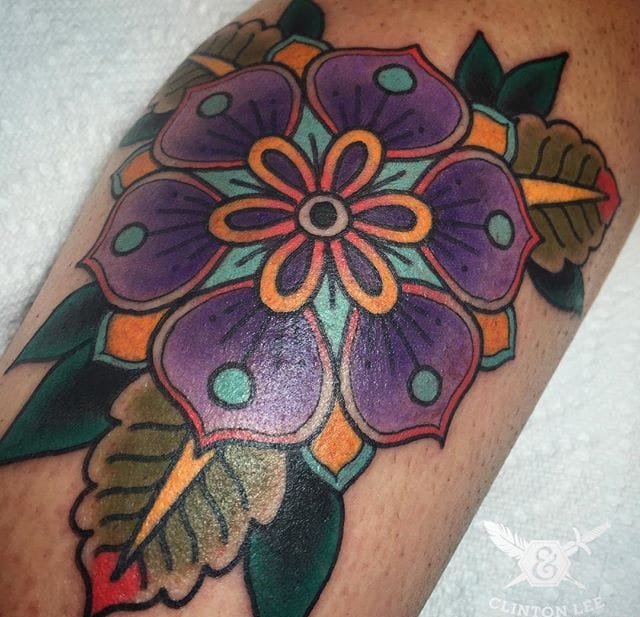 点击大图看下一张：手臂上彩色传统纹身动物和骷髅头纹身图案