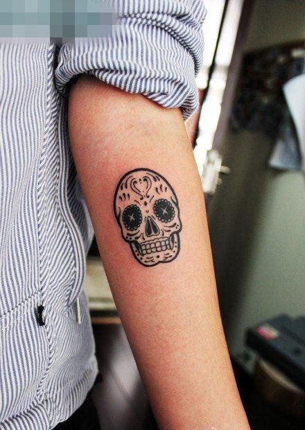 点击大图看下一张：美女手臂好看的图腾骷髅纹身图案