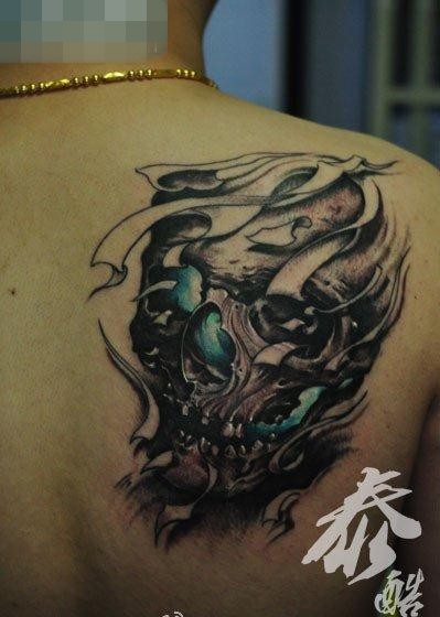 点击大图看下一张：男生肩背超酷的骷髅纹身图案