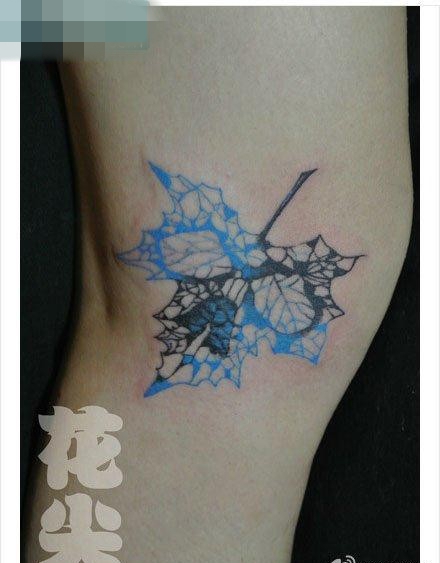 点击大图看下一张：女生腿部超酷的枫叶骷髅纹身图案