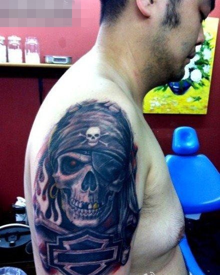 点击大图看下一张：手臂超帅的海盗骷髅纹身图案