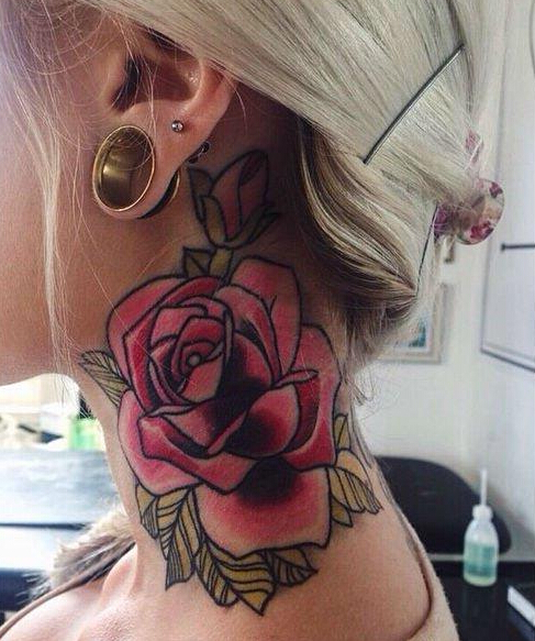 点击大图看下一张：女性颈部彩绘玫瑰花纹身图案