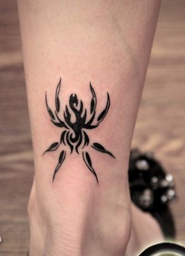 点击大图看下一张：腿部好看的黑色图腾蜘蛛纹身图片