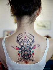 女生创意精美几何驯鹿背部纹身