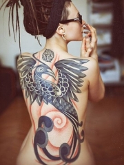 女性满背富有个性的凤凰图腾纹身图案