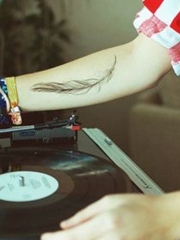 酒吧dj手臂上的羽毛纹身图案欣赏