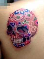 女生肩背漂亮的彩色骷髅纹身图案