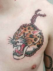 男性胸部上帅气的动物纹身豹子图案