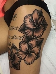 女性性感侧臀上美丽的花朵纹身图片