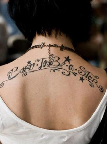 点击大图看下一张：女生后背花式星星与英文字母纹身图案