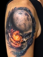 手臂一张超酷经典的欧美星空与骷髅纹身图案