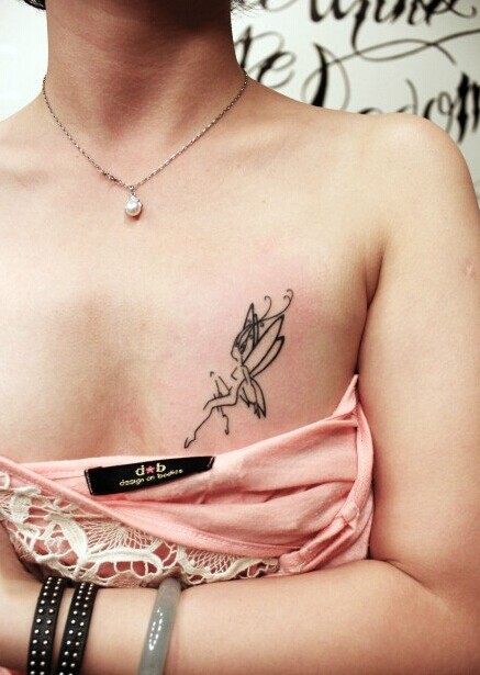 点击大图看下一张：美女胸部小巧简单的线条精灵纹身